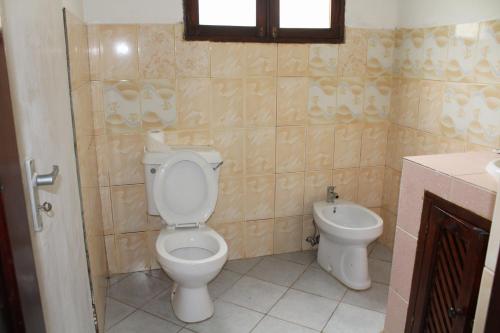 Bathroom, Serengeti villas B&B with pool and bar in Malindi Bathroom, Serengeti villas B&B with pool and bar in Malindi