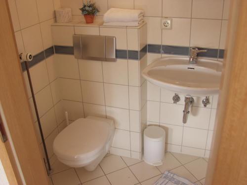 Bathroom, Hotel-Restaurant-Pfaelzer-Stuben in Bruchmuhlbach-Miesau Bathroom, Hotel-Restaurant-Pfaelzer-Stuben in Bruchmuhlbach-Miesau