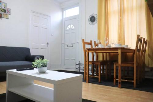 Peaceful 2 Bed House FREE WiFi and Parking in Hunslet Carr Peaceful 2 Bed House FREE WiFi and Parking in Hunslet Carr