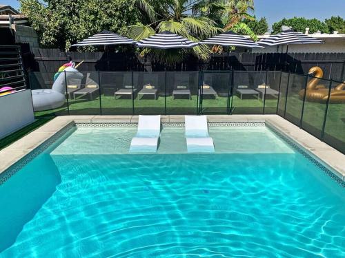 Desert Sanctuary: Pool, Spa & Pure Luxury -4 bed/4 bath