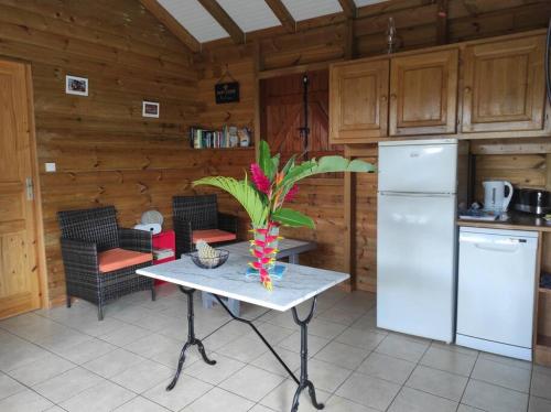 Le Tri Haut de Bellevue - Bungalow Héliconia (Le Tri Haut de Bellevue - Bungalow Heliconia) in Pointe-Noire Le Tri Haut de Bellevue - Bungalow Héliconia (Le Tri Haut de Bellevue - Bungalow Heliconia) in Pointe-Noire