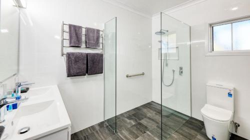 Bathroom, Colonial Motel & Apartments in Young Bathroom, Colonial Motel & Apartments in Young