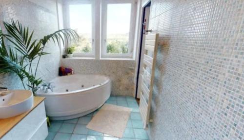 Bathroom, Maison de luxe nichee dans le bois pour vivre une experience unique in Saint-Remy-les-Chevreuse Bathroom, Maison de luxe nichee dans le bois pour vivre une experience unique in Saint-Remy-les-Chevreuse