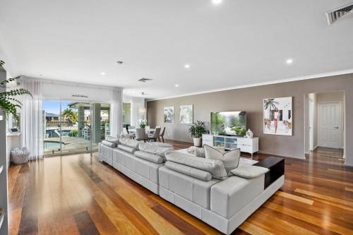 SEACLUSION 5 bed waterfront, sleeps 12 in Bundall SEACLUSION 5 bed waterfront, sleeps 12 in Bundall