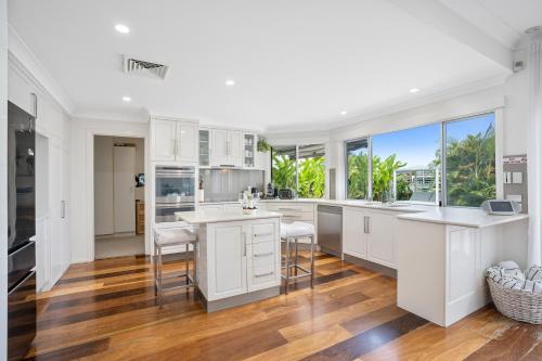 SEACLUSION 5 bed waterfront, sleeps 12 in Bundall SEACLUSION 5 bed waterfront, sleeps 12 in Bundall