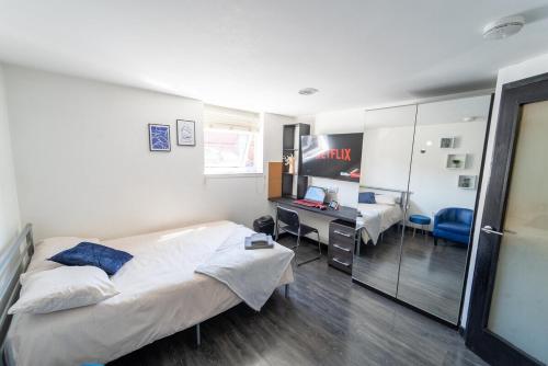 Værelse, Spacious studios with free fast WIFI and 50inch SMART TV's next to UOB and 10min drive to the City! near Winterbourne House and Garden Værelse, Spacious studios with free fast WIFI and 50inch SMART TV's next to UOB and 10min drive to the City! near Winterbourne House and Garden