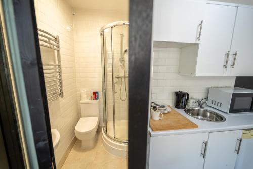 Badeværelse, Spacious studios with free fast WIFI and 50inch SMART TV's next to UOB and 10min drive to the City! in Edgbaston Badeværelse, Spacious studios with free fast WIFI and 50inch SMART TV's next to UOB and 10min drive to the City! in Edgbaston