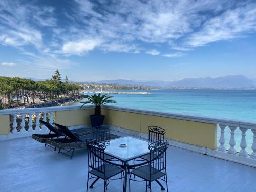 Hotel Estee in Ντεσεντζάνο Ντελ Γκάρντα Hotel Estee in Ντεσεντζάνο Ντελ Γκάρντα