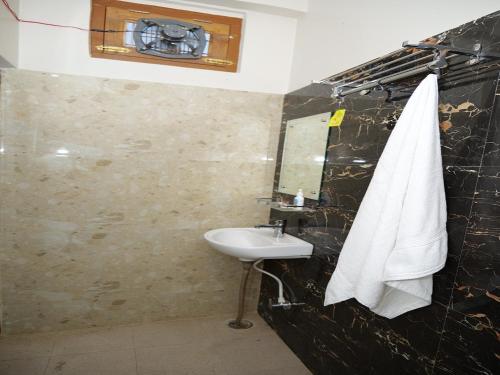 Bathroom, STAYMAKER DEVI's Heritage in Bahraich Bathroom, STAYMAKER DEVI's Heritage in Bahraich