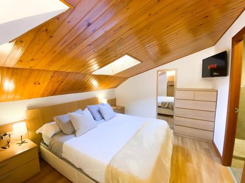 Katil, Elegante Ático Encamp - FREE Parking Wifi SmartTv - Con altillo y 2 baños completos! (Elegante Atico Encamp - FREE Parking Wifi SmartTv - Con altillo y 2 banos completos! l by BonesVacan) in Encamp Katil, Elegante Ático Encamp - FREE Parking Wifi SmartTv - Con altillo y 2 baños completos! (Elegante Atico Encamp - FREE Parking Wifi SmartTv - Con altillo y 2 banos completos! l by BonesVacan) in Encamp