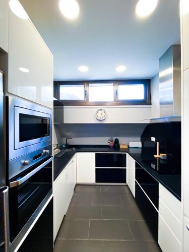 dapur, Elegante Ático Encamp - FREE Parking Wifi SmartTv - Con altillo y 2 baños completos! (Elegante Atico Encamp - FREE Parking Wifi SmartTv - Con altillo y 2 banos completos! l by BonesVacan) in Encamp dapur, Elegante Ático Encamp - FREE Parking Wifi SmartTv - Con altillo y 2 baños completos! (Elegante Atico Encamp - FREE Parking Wifi SmartTv - Con altillo y 2 banos completos! l by BonesVacan) in Encamp