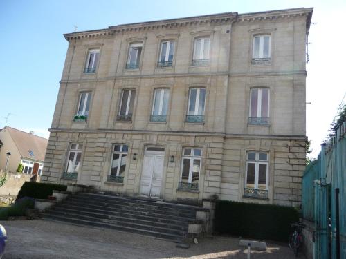 Studio dans charmante Bâtisse de Maître Compiégnoise (Studio dans charmante Batisse de Maitre Compiegnoise) in Compiegne City Center Studio dans charmante Bâtisse de Maître Compiégnoise (Studio dans charmante Batisse de Maitre Compiegnoise) in Compiegne City Center