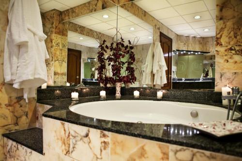 浴室, 多納希梅納酒店 (Hotel Dona Jimena) in 比利亞爾卡約 浴室, 多納希梅納酒店 (Hotel Dona Jimena) in 比利亞爾卡約