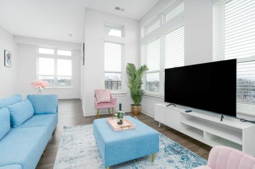 Közös társalgó / TV, Spacious 2BR Broadripple Village near Hinkle Fieldhouse Közös társalgó / TV, Spacious 2BR Broadripple Village near Hinkle Fieldhouse