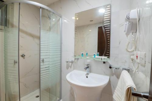Bathroom, Dar Al Masarat Served Apartments in Al Mohammediah Bathroom, Dar Al Masarat Served Apartments in Al Mohammediah