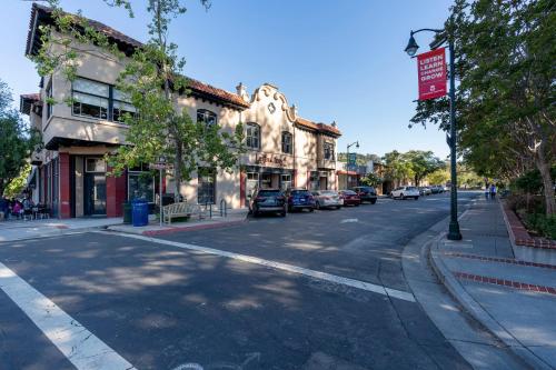 Facilities, Los Gatos 1BR nr shops 10 min drive to Netflix SFO-546 in Los Gatos (CA) Facilities, Los Gatos 1BR nr shops 10 min drive to Netflix SFO-546 in Los Gatos (CA)