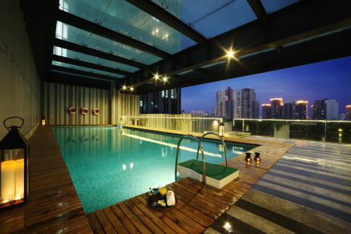 Swimming pool, Rhombus Park Aura Chengdu Hotel in Chengdu Swimming pool, Rhombus Park Aura Chengdu Hotel in Chengdu