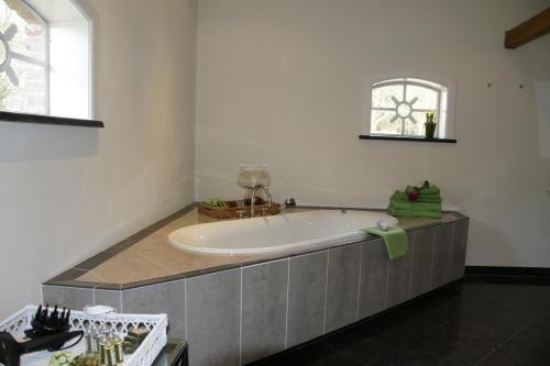 Bathroom, B&B Farmhouse De Loksheuvel in Malden Bathroom, B&B Farmhouse De Loksheuvel in Malden