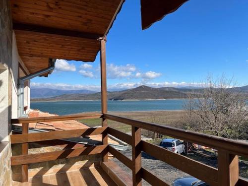 Erkély/terasz, Vila Marina Ilkoni at Jrebchevo dam in Panicherevo Erkély/terasz, Vila Marina Ilkoni at Jrebchevo dam in Panicherevo