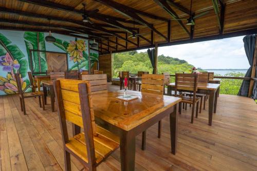 Restaurant, Roam Yoga & Wellness Lodge in Bastimentos Restaurant, Roam Yoga & Wellness Lodge in Bastimentos