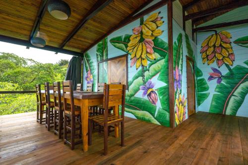 Restaurant, Roam Yoga & Wellness Lodge in Bastimentos Restaurant, Roam Yoga & Wellness Lodge in Bastimentos