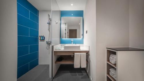 Bathroom, Holiday Inn Express Shanghai Qingpu New City in Qingpu and Zhujiajiao Bathroom, Holiday Inn Express Shanghai Qingpu New City in Qingpu and Zhujiajiao