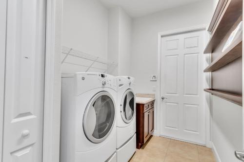 Luxurious New Home! Rare Find, Unique Location with Dedicated Workspace in Orlando Luxurious New Home! Rare Find, Unique Location with Dedicated Workspace in Orlando