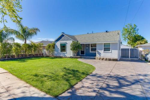 Exterior view, San Fernando Pool home + Large Private Guest House in Santa Clarita Exterior view, San Fernando Pool home + Large Private Guest House in Santa Clarita