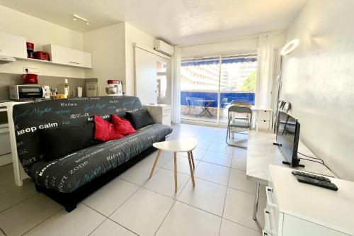 Charming 27 m with terrace and sea view in Frejus Charming 27 m with terrace and sea view in Frejus