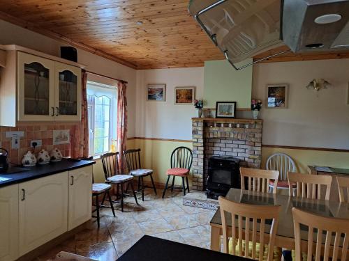 Spacious 6-Bed House 10 minutes from Knock Airport in Ballaghadereen Spacious 6-Bed House 10 minutes from Knock Airport in Ballaghadereen
