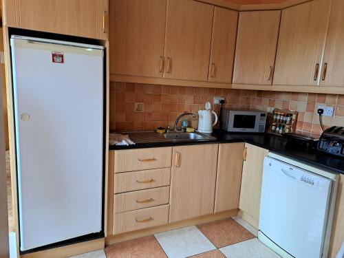 Spacious 6-Bed House 10 minutes from Knock Airport in Ballaghadereen Spacious 6-Bed House 10 minutes from Knock Airport in Ballaghadereen