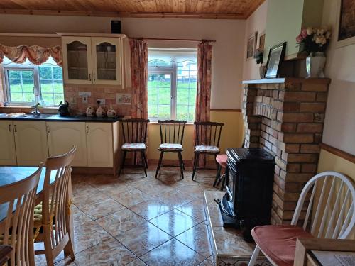 Spacious 6-Bed House 10 minutes from Knock Airport in Ballaghadereen Spacious 6-Bed House 10 minutes from Knock Airport in Ballaghadereen