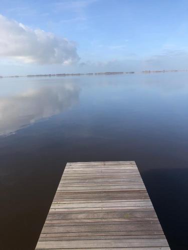 Luxe vrijstaande chalet voor gezinnen en stellen met mooie bloementuin vlakbij het water in Harich Luxe vrijstaande chalet voor gezinnen en stellen met mooie bloementuin vlakbij het water in Harich