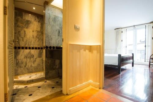 Fürdőszoba, Buddy Lodge Hotel near Wat Suthat Fürdőszoba, Buddy Lodge Hotel near Wat Suthat