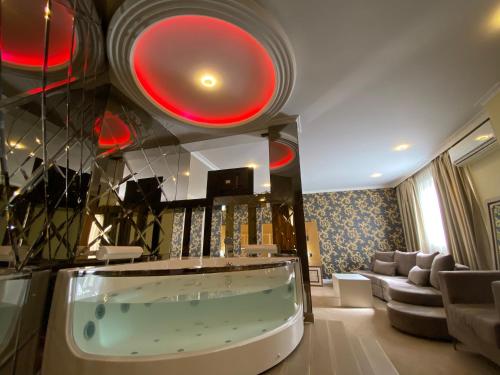 Гореща вана, Hotel Deluxe in Тирана Гореща вана, Hotel Deluxe in Тирана