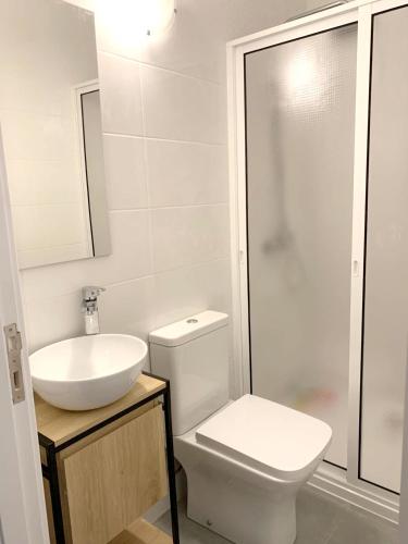 Baño, One bedroom house with sea view terrace and wifi at Funchal 4 km away from the beach in Funchal Baño, One bedroom house with sea view terrace and wifi at Funchal 4 km away from the beach in Funchal