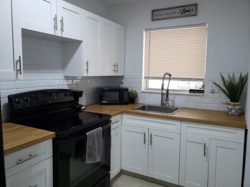 Konyha, Apts with Backyard Near Fort Lauderdale Beach, Nightlife, Cruise Port, Airport in Wilton Manors Konyha, Apts with Backyard Near Fort Lauderdale Beach, Nightlife, Cruise Port, Airport in Wilton Manors