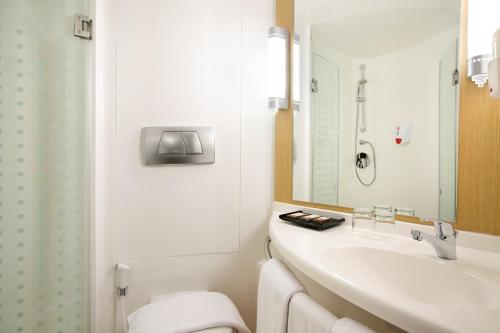 Bathroom, ibis Bandung Pasteur Hotel near Husein Sastranegara International Airport Bathroom, ibis Bandung Pasteur Hotel near Husein Sastranegara International Airport