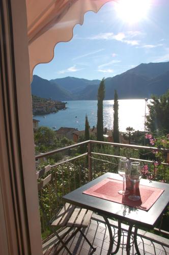 Balcony/terrace, B&B Cherry En Rose in Lezzeno Balcony/terrace, B&B Cherry En Rose in Lezzeno