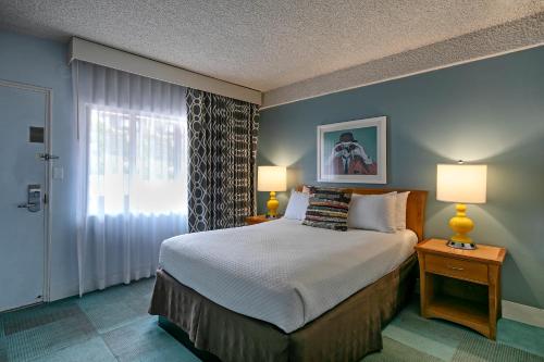 Guestroom, La Jolla Cove Suites near The Cave Store Guestroom, La Jolla Cove Suites near The Cave Store