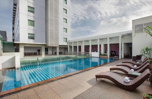 Swimming pool, Sparks Life Jakarta, ARTOTEL Curated in Mangga Besar Swimming pool, Sparks Life Jakarta, ARTOTEL Curated in Mangga Besar