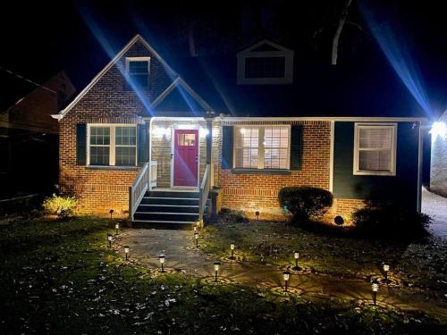 Modern 3BD Cottage Home w/Private HotTub in Cascade Road Modern 3BD Cottage Home w/Private HotTub in Cascade Road