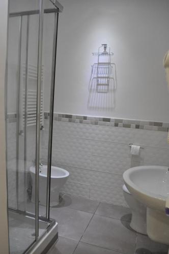 Bathroom, Il Giardinetto in Civitavecchia Bathroom, Il Giardinetto in Civitavecchia