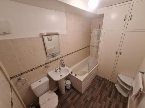 Banheiro, Parterre Holiday Apartments in Sandown South Banheiro, Parterre Holiday Apartments in Sandown South