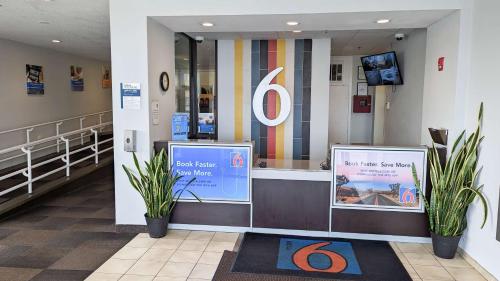 大堂, 波士頓西- 弗雷明6號汽車旅館 (Motel 6-Framingham, MA - Boston West) in 弗拉明哈姆 (MA) 大堂, 波士頓西- 弗雷明6號汽車旅館 (Motel 6-Framingham, MA - Boston West) in 弗拉明哈姆 (MA)
