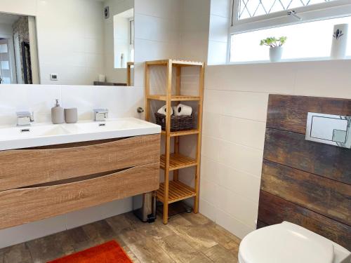 Baño, Bright, Airy & Beautifully Decorated 3 Bedroom Home in Kettering Baño, Bright, Airy & Beautifully Decorated 3 Bedroom Home in Kettering