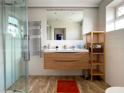 Baño, Bright, Airy & Beautifully Decorated 3 Bedroom Home in Kettering Baño, Bright, Airy & Beautifully Decorated 3 Bedroom Home in Kettering