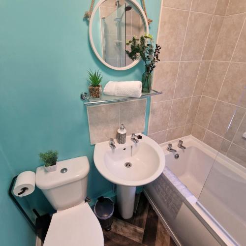 Bathroom, 12 Minutes to Centre-Near A1-Parking in Wickham Bathroom, 12 Minutes to Centre-Near A1-Parking in Wickham