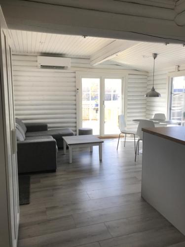 A szálláshely kívülről, Bastöstugby stuga 17 (Bastostugby stuga 17) in Saltvik A szálláshely kívülről, Bastöstugby stuga 17 (Bastostugby stuga 17) in Saltvik