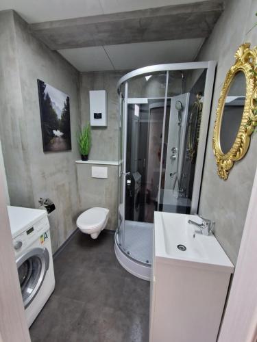 Bathroom, El Contenedor del Pueblo in Theisseil Bathroom, El Contenedor del Pueblo in Theisseil